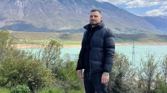 E zuri korrenti teksa peshkonte, ky është&hellip;