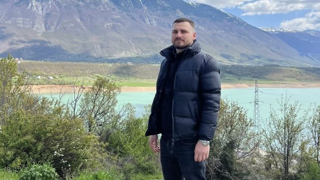 E zuri korrenti teksa peshkonte, ky është&hellip;