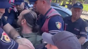 Tensione para Parlamentit: Protestuesit përplasen me policinë,&hellip;