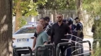Civili dha urdhrin, 7 policë rrethojnë të&hellip;