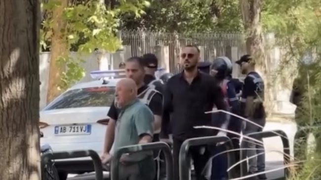 Civili dha urdhrin, 7 policë rrethojnë të&hellip;