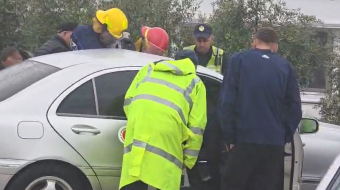 Makina del nga rruga dhe përplaset me&hellip;