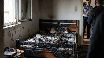 Vëllai i vë flakën së motrës në&hellip;
