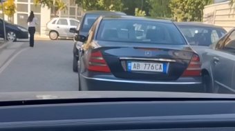 Makinat parkohen në mes të rrugës pas&hellip;