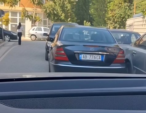 Makinat parkohen në mes të rrugës pas&hellip;