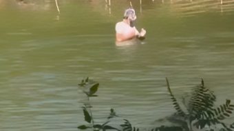 Qytetari bën dush te Liqeni Artificial