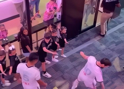 Messi përshëndet të gjithë fëmijët para se&hellip;