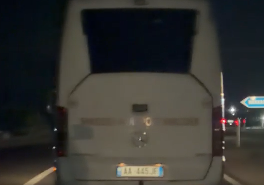 “Ora 1 e natës, ecën pa drita&hellip;