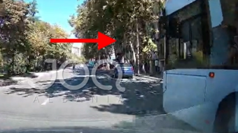 “Shikojeni si futet urbani”/ Manovra e autobusit&hellip;