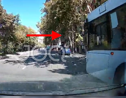 “Shikojeni si futet urbani”/ Manovra e autobusit&hellip;