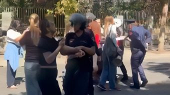Policet u vërsulen vajzave, kap e tërhiq&hellip;