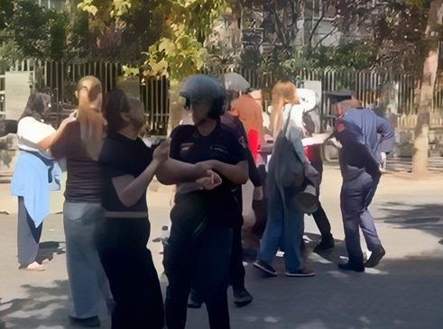 Policet u vërsulen vajzave, kap e tërhiq&hellip;