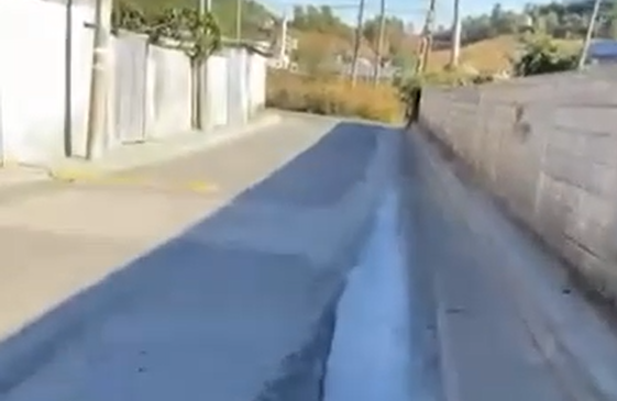 “Uji rrjedh në rrugë, ne po qëndrojmë&hellip;