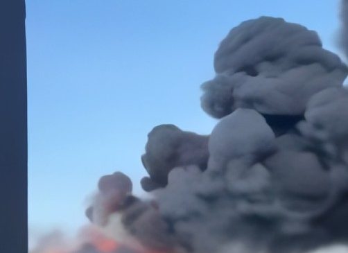 Shënvlashi mbulohet nga tymi i zi, digjen&hellip;