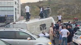 Aksident pranë mbikalimit të Rinasit, furgoni i&hellip;