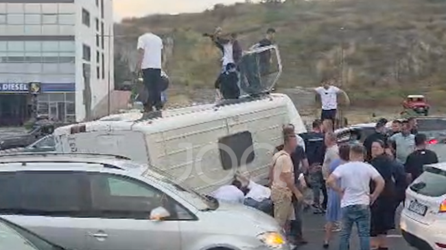 Aksident pranë mbikalimit të Rinasit, furgoni i&hellip;