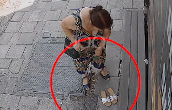 “Kjo grua vodhi sandalet e punonjëses, hoqi&hellip;