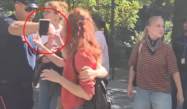 Polici “gangster” përplas në tokë telefonin e&hellip;