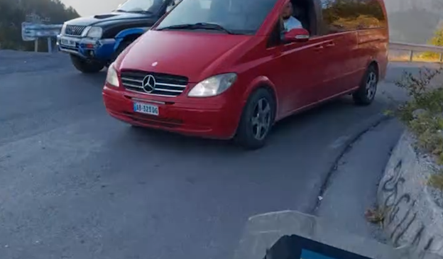Parakalim pa fushëpamje në kthesë, makina i&hellip;