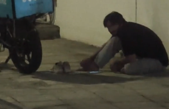 Motoristi i Wolt filmohet duke kruar këmbët&hellip;