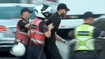 Tensione pranë ministrisë së Brendshme, policia shoqëron&hellip;