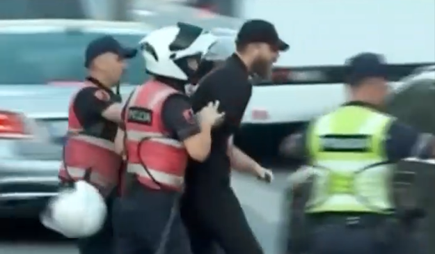 Tensione pranë ministrisë së Brendshme, policia shoqëron&hellip;