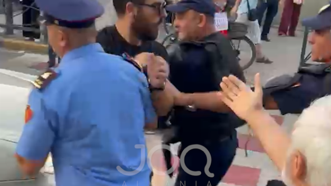Policia shoqëron gazetarin Shpend Gashi