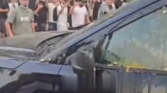 Protestuesit “bombardojnë” me vezë makinën e deputetes&hellip;