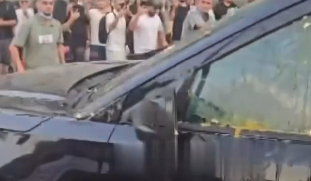 Protestuesit “bombardojnë” me vezë makinën e deputetes&hellip;