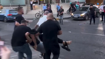 Momenti kur policia tërheq zvarrë dhe ngre&hellip;