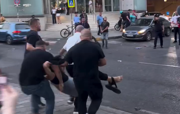 Momenti kur policia tërheq zvarrë dhe ngre&hellip;