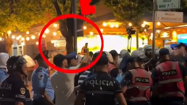 Momenti kur polici tenton t’i marrë telefonin&hellip;