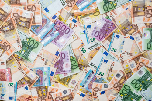 Euro arrin minimum të ri historik