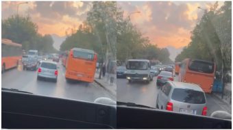 “Autobusat e linjës parkojnë në mes të&hellip;
