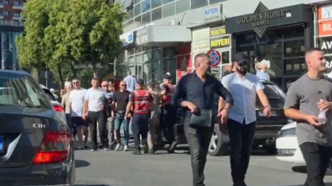 Protestuesit zhvillojnë tubim në ditën e parë&hellip;