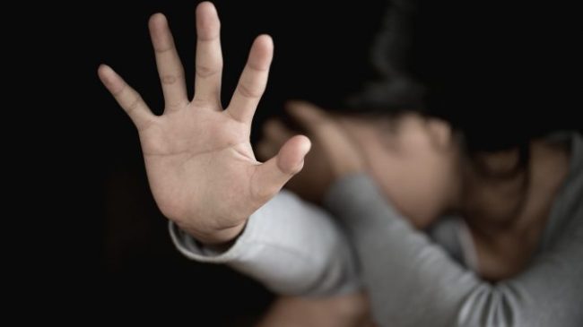 Tezja dhe kushëriri abuzojnë seksualisht me 12-vjeçaren&hellip;