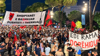 Dita e 105-të e protestës, qytetarët rrethojnë&hellip;