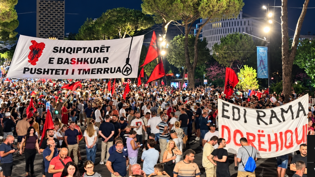Dita e 105-të e protestës, qytetarët rrethojnë&hellip;