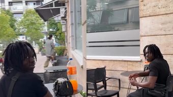 Turisti i huaj tallet me shqiptarët që&hellip;