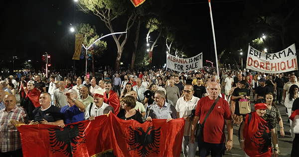 Dita e 110 para Kryeministrisë: Qytetarët marshojnë&hellip;