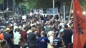 Protestuesit rrethojnë Komisariatin Nr. 1: “Arrestoni Edi&hellip;