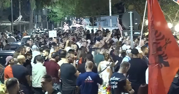 Protestuesit rrethojnë Komisariatin Nr. 1: “Arrestoni Edi&hellip;