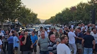 Protestë në “Ish-Kënetë”: Banorët bllokojnë rrugën për&hellip;