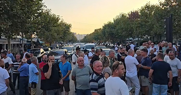 Protestë në “Ish-Kënetë”: Banorët bllokojnë rrugën për&hellip;