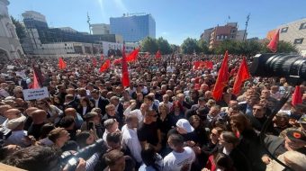 Mijëra qytetarë protestojnë në Prishtinë kundër vendimit&hellip;