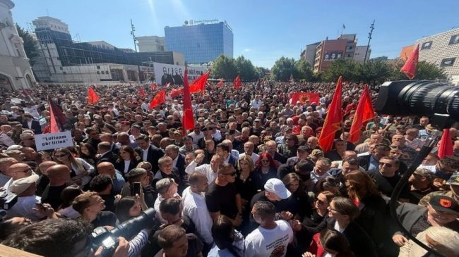 Mijëra qytetarë protestojnë në Prishtinë kundër vendimit&hellip;