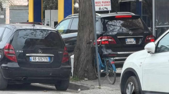 Trotuaret të bllokuara në Lushnje, qytetari: Këmbësorët&hellip;