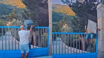 Turisti kalon portën për të ikur nga&hellip;