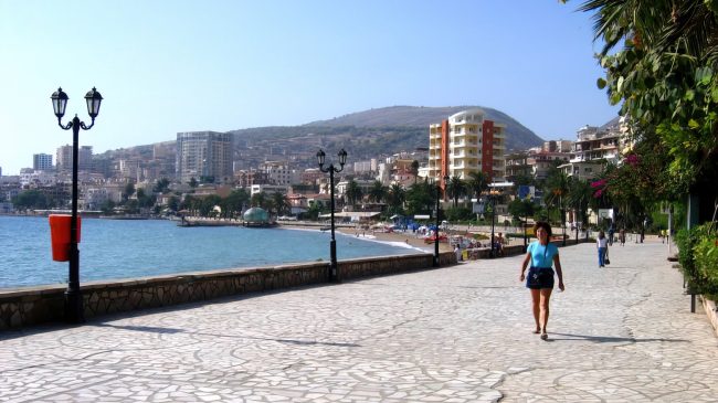 Familja shkoi në dasmë, hajdutët i zbrazin&hellip;