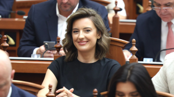 Daja i zegjines plagos me çekiç ish-vjehrrin&hellip;